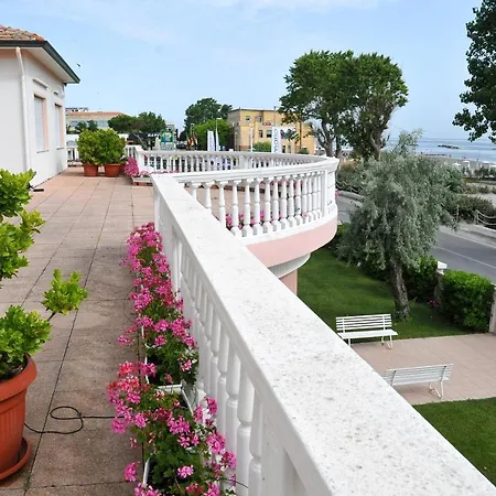 Stella Hotel *